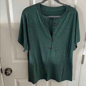 Source Unknown Women’s Green Short Sleeve Tee With Buttons, Size XlL, NWOT